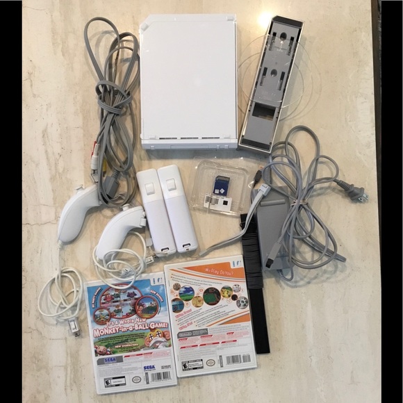 Wii Console Nintendo RVL-001 2 Remotes RVL 001 Controllers 2 Games Complete - Picture 3 of 11